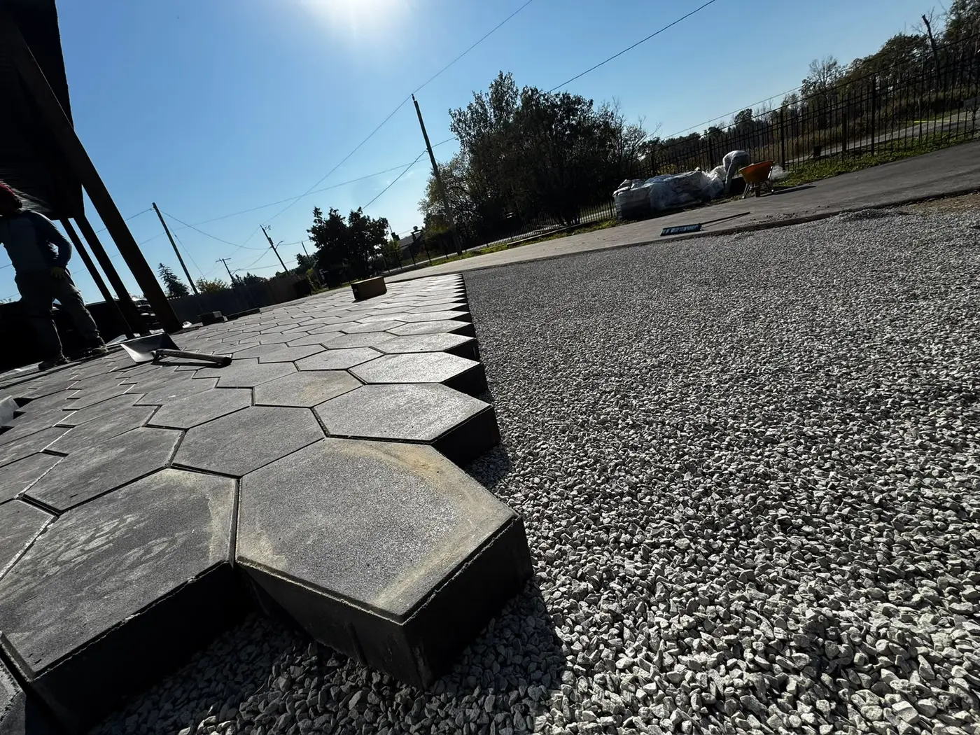 Interlocking installation over levelled HPB
